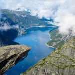 Zu sehen ist ein Blick auf die Trolltunga in Norwegen